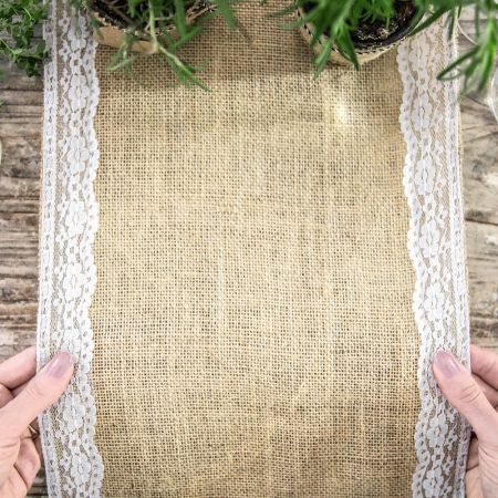 2,75 m chemin de table jute et dentelle côté