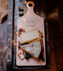 Planche à découper en bois personnalisable "Bonheur et fromage"