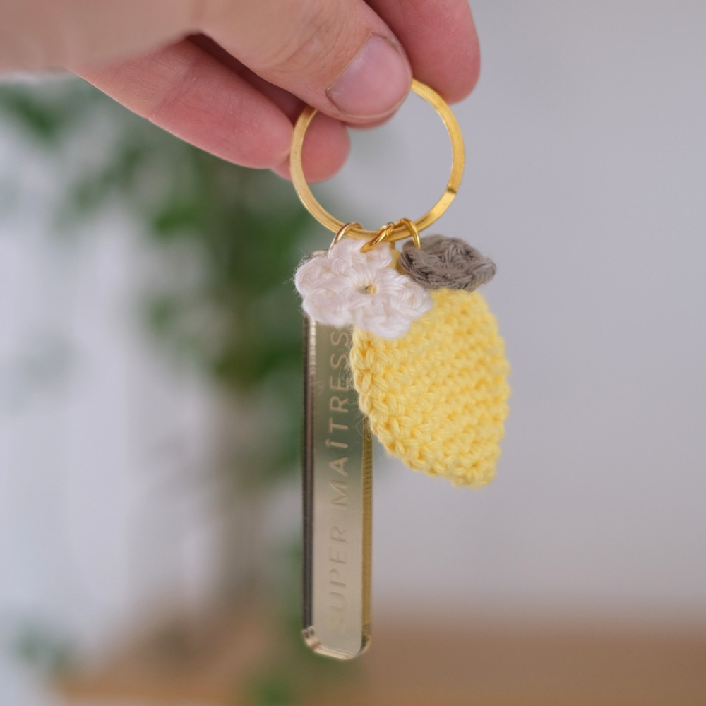 Porte-clé en crochet citron + médaille personnalisable