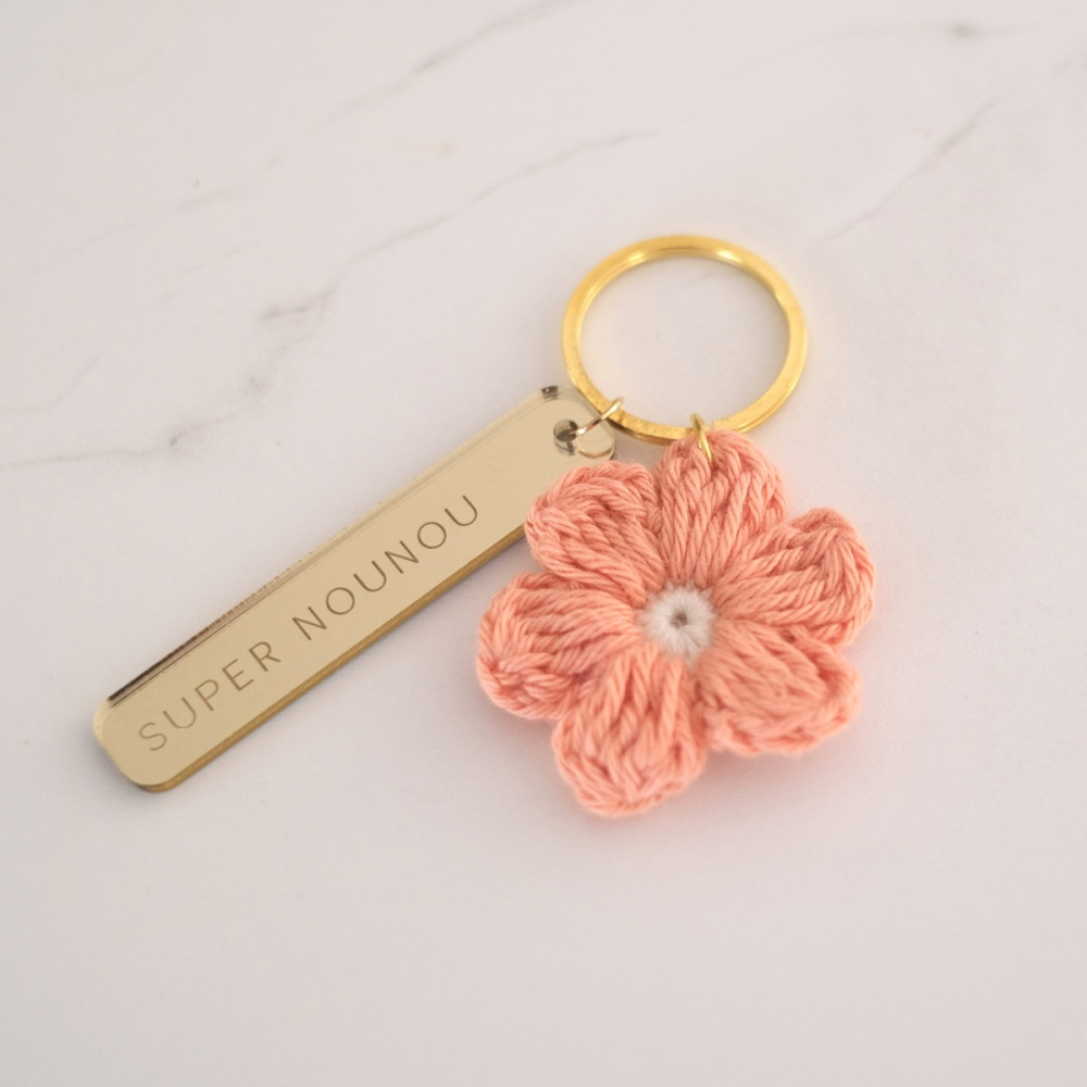 Porte-clé en crochet fleur + médaille personnalisable