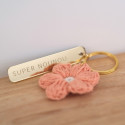 Porte-clé en crochet fleur + médaille personnalisable