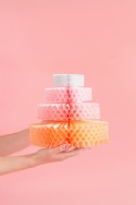 Décoration alvéolée en papier de soie "Gâteau"