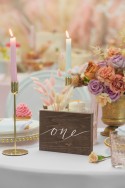 Numéro en bois sur table - ''One'