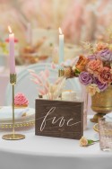 Numéro en bois sur table - ''Five'