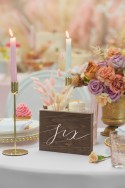 Numéro en bois sur table - ''Six'