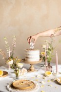 Bougie Numéro '2' - Blanche avec Pétales de Fleurs