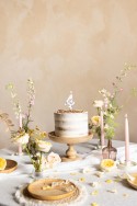 Bougie Numéro '4' - Blanche avec Pétales de Fleurs