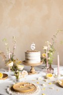 Bougie Numéro '6' - Blanche avec Pétales de Fleurs