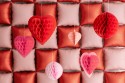 3 Décorations en papier alvéolé cœurs
