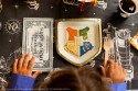 Assiettes en papier Harry Potter Blason de Poudlard, 26x18 cm, beige