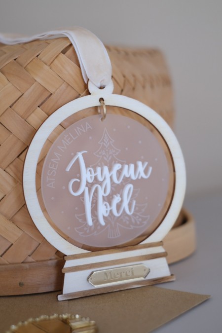 Boule à neige personnalisée avec sapin de Noël, prénom gravé et plaque dorée Merci