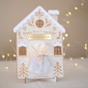 Maison de Noël personnalisée en bois avec pochon et gourmandises, vue d’ensemble