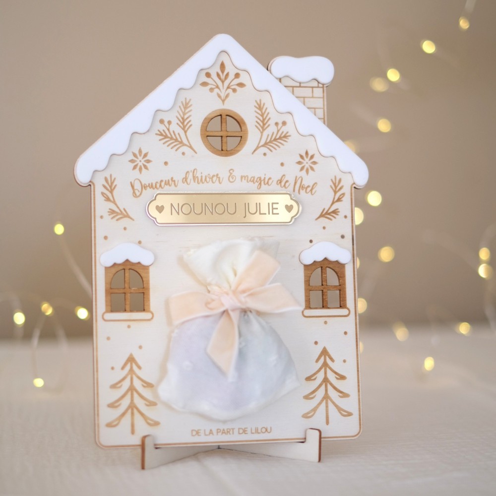 Maison de Noël personnalisée en bois avec pochon et gourmandises, vue d’ensemble
