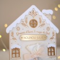Maison de Noël personnalisée en bois avec pochon et gourmandises, vue d’ensemble