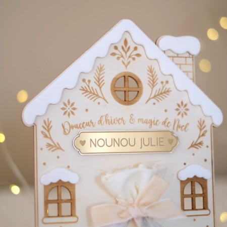 Détail de la maison de Noël personnalisée : plaque miroir doré et décor enneigé
