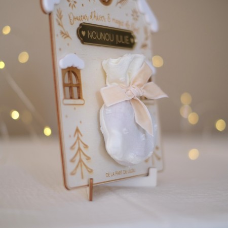 Maison de Noël personnalisée avec pochon et nœud ivoire, détail de profil