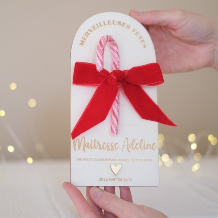 Arche de Noël personnalisée avec sucre d’orge présentée en main