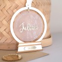 Boule premier Noël personnalisée avec faon, prénom et année sur plaque dorée
