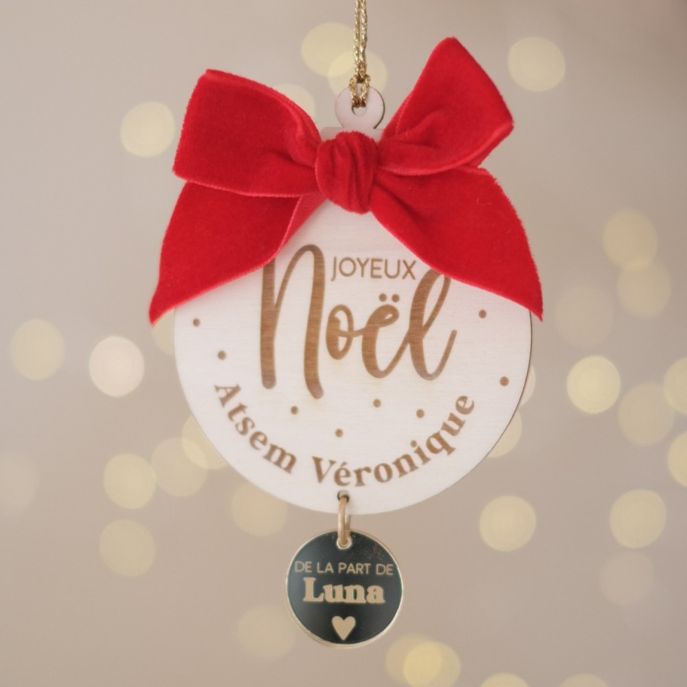 Boule de Noël personnalisée en bois avec nœud rouge et médaillon doré