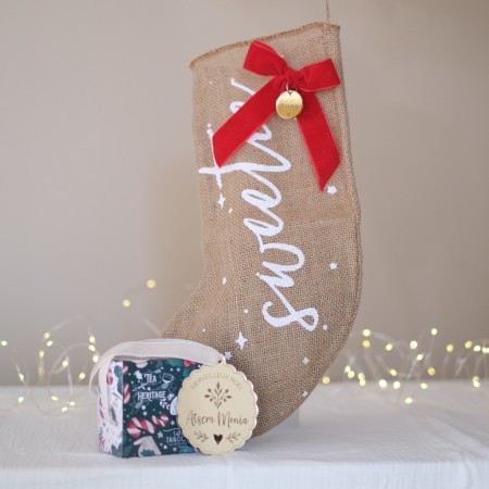 Chaussette de Noël Sweetie en jute avec coffret de thé et boule personnalisée