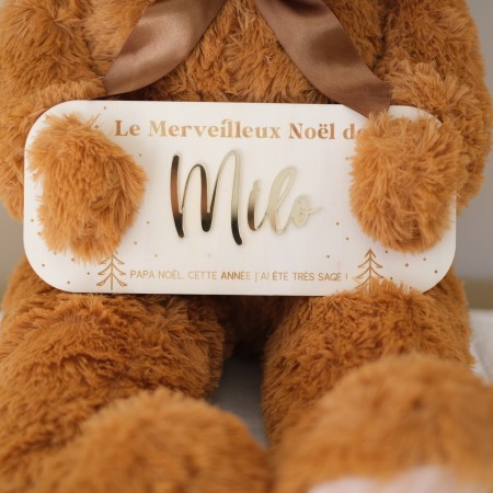 Détail de la pancarte de Noël et du prénom miroir doré de l’ours XXL