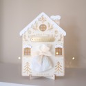 Maison de Noël personnalisée en bois avec pochon et gourmandises, vue d’ensemble