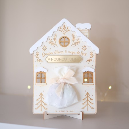 Maison de Noël personnalisée en bois avec pochon et nœud ivoire, vue de face