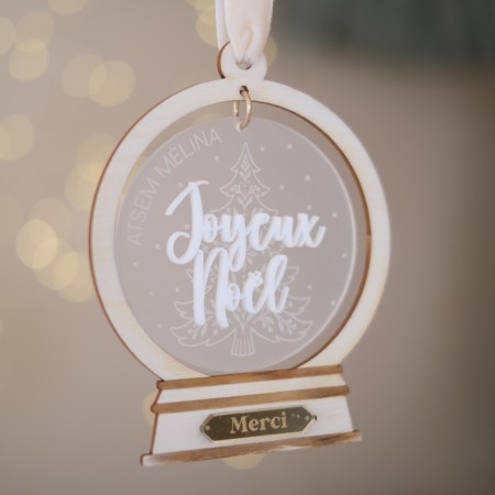 Boule à neige personnalisée avec sapin de Noël et plaque miroir doré, vue rapprochée