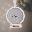 Boule premier Noël personnalisée avec faon, prénom et année sur plaque dorée