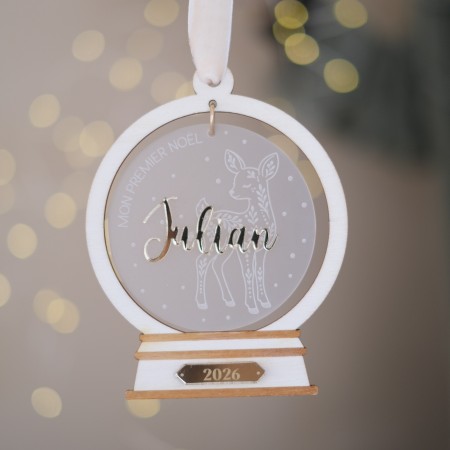 Boule premier Noël personnalisée avec faon, prénom et année sur plaque dorée