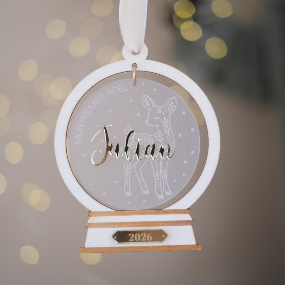 Boule premier Noël personnalisée avec faon, prénom et année sur plaque dorée
