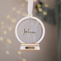 Boule premier Noël personnalisée avec faon, prénom et année sur plaque dorée