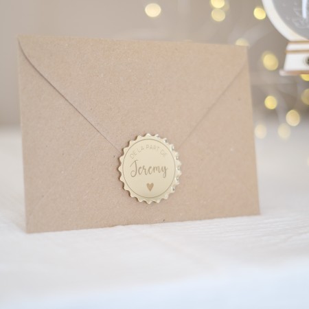 Pochette cadeau kraft et médaillon doré pour une décoration de Noël personnalisée