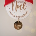 Boule de Noël personnalisée en bois avec nœud rouge et médaillon doré