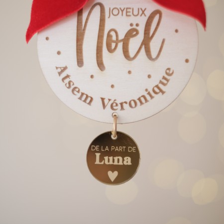 Détail du médaillon doré amovible de la boule de Noël personnalisée en bois