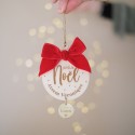 Boule de Noël personnalisée en bois avec nœud rouge et médaillon doré