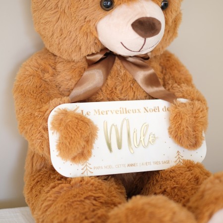 Ours en peluche XXL avec pancarte de Noël personnalisée, vue rapprochée