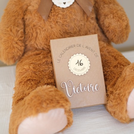 Ours XXL et boîte personnalisée fermée du calendrier de l’Avent