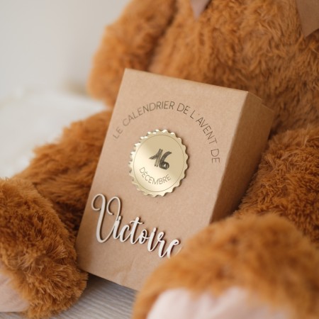 Boîte réutilisable personnalisée du calendrier de l’Avent avec ours XXL, vue de trois quarts