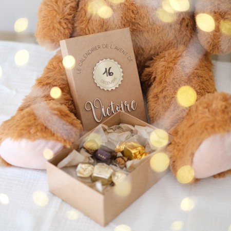 Calendrier de l’Avent avec ours XXL et boîte ouverte, présentation lumineuse