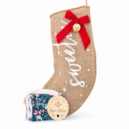 Chaussette de Noël Sweetie en jute avec coffret de thé et boule personnalisée, sur fond blanc