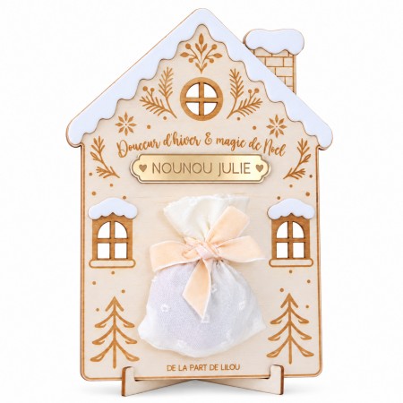 Maison de Noël personnalisée en bois avec gourmandises, produit entier sur fond blanc avec une ombre légère