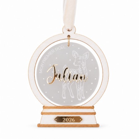 Boule premier Noël personnalisée "faon", produit entier sur fond blanc avec une ombre légère