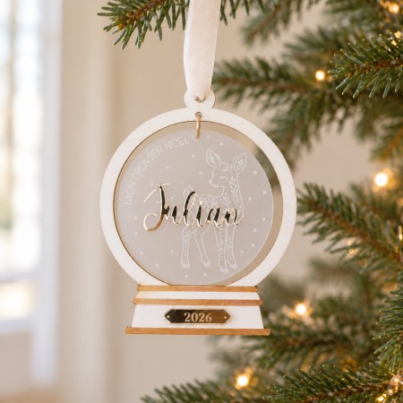 Boule premier Noël personnalisée "faon", mise en situation dans une ambiance de Noël douce et naturelle
