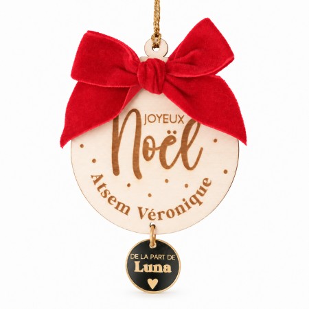 Boule de Noël personnalisée en bois avec nœud rouge, produit entier sur fond blanc avec une ombre légère