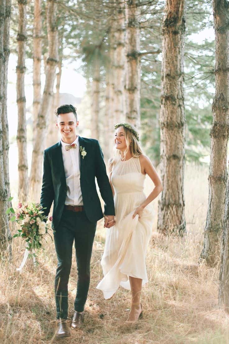 jeunes mariés heureux