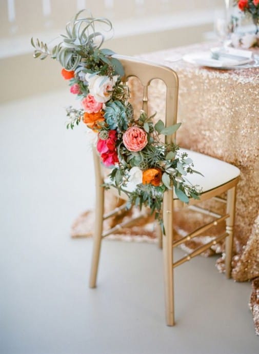 deco-chaise-repas-mariage-fleurs