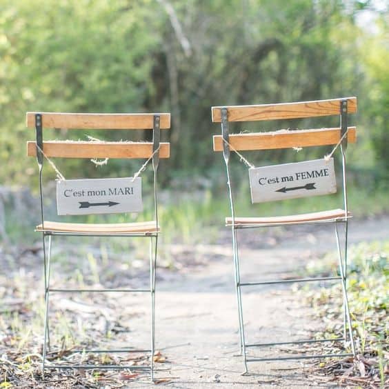 panneau mariés chaise