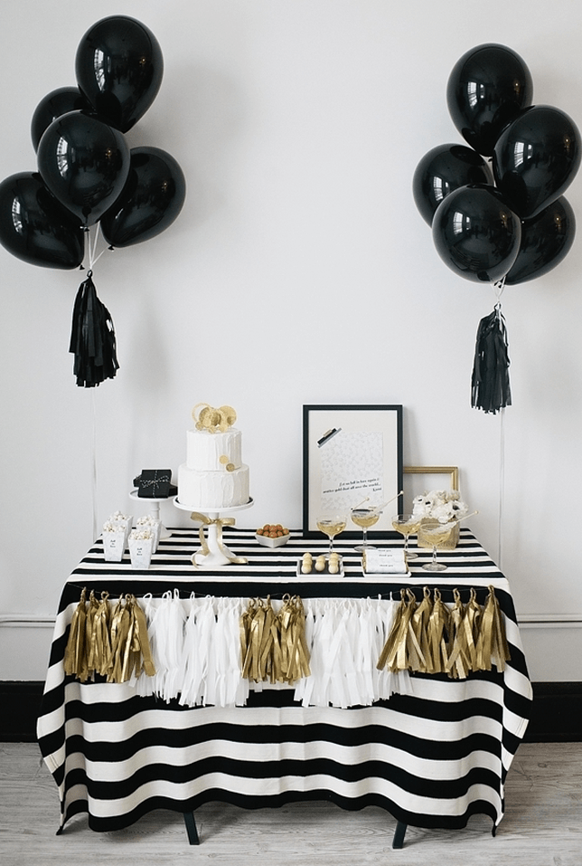 Idée décoration anniversaire avec des ballons en or et noir