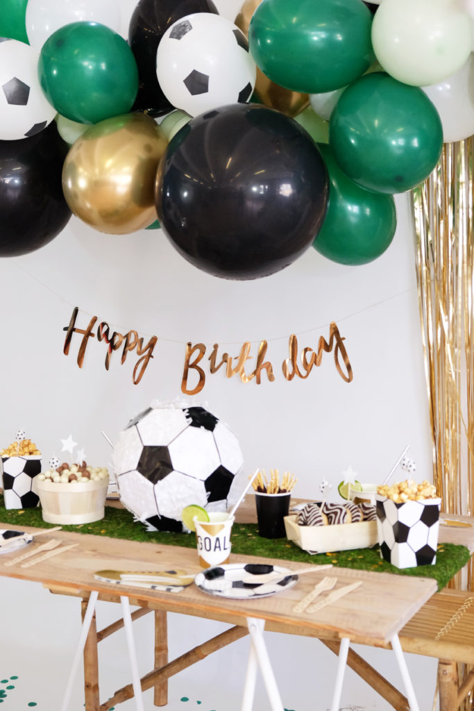 Anniversaire festif sur le thème football -  Decoration anniversaire garcon,  Deco anniversaire garcon, Décoration anniversaire